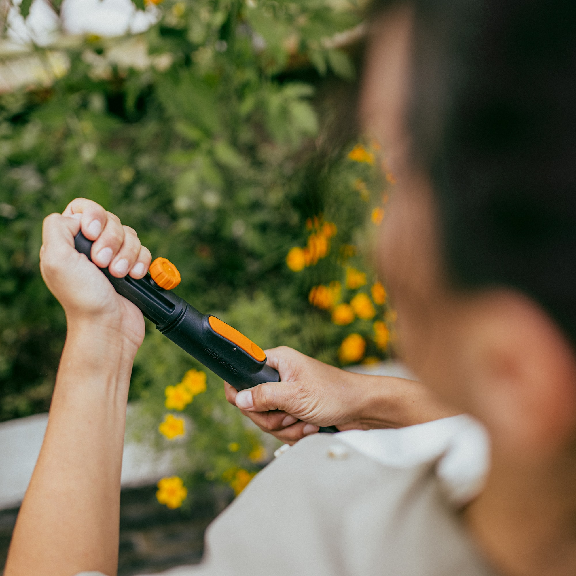 1080704_Fiskars_OneClick_Universal_adapter_action_