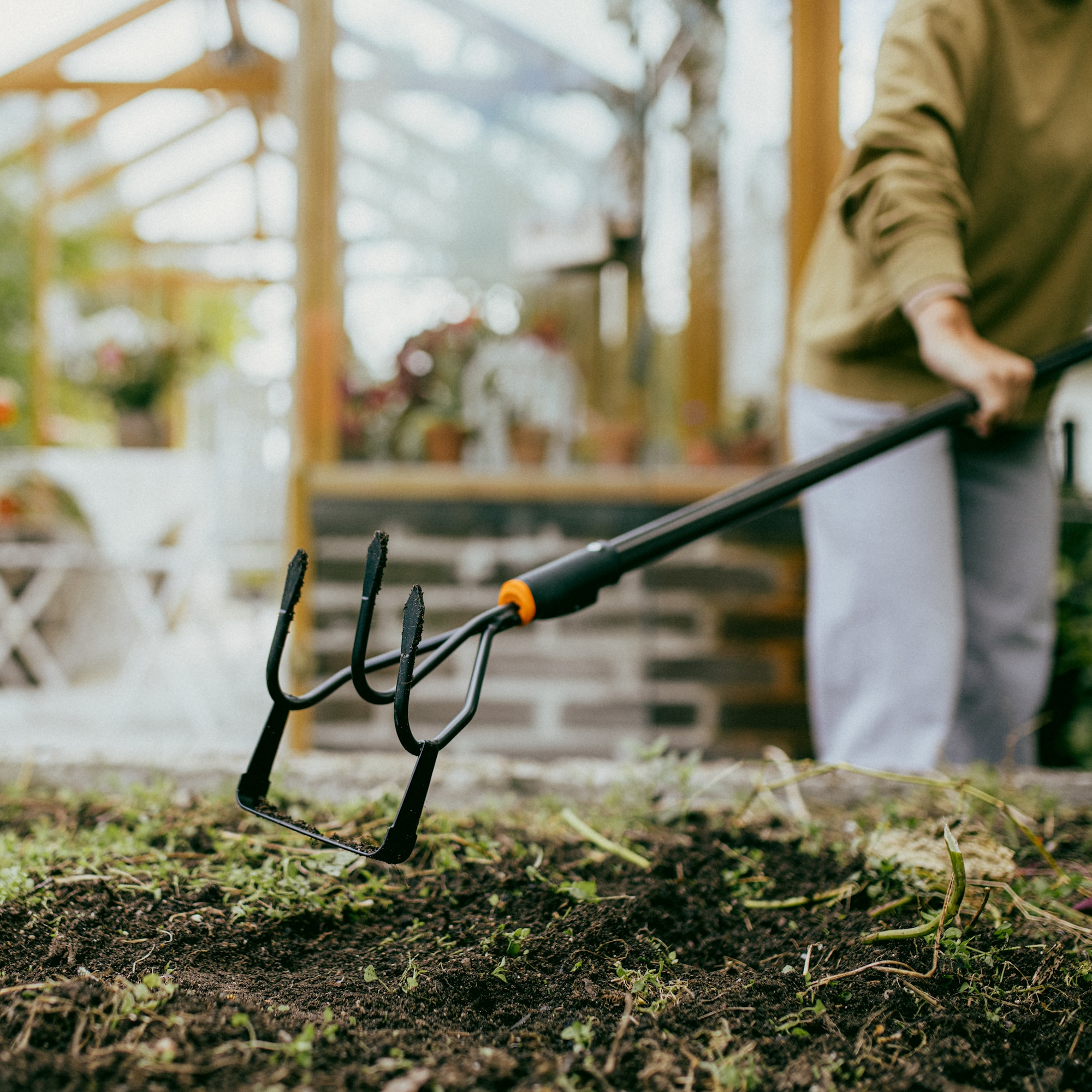 1080685_Fiskars_OneClick_Cultiweeder_action_01_1x1