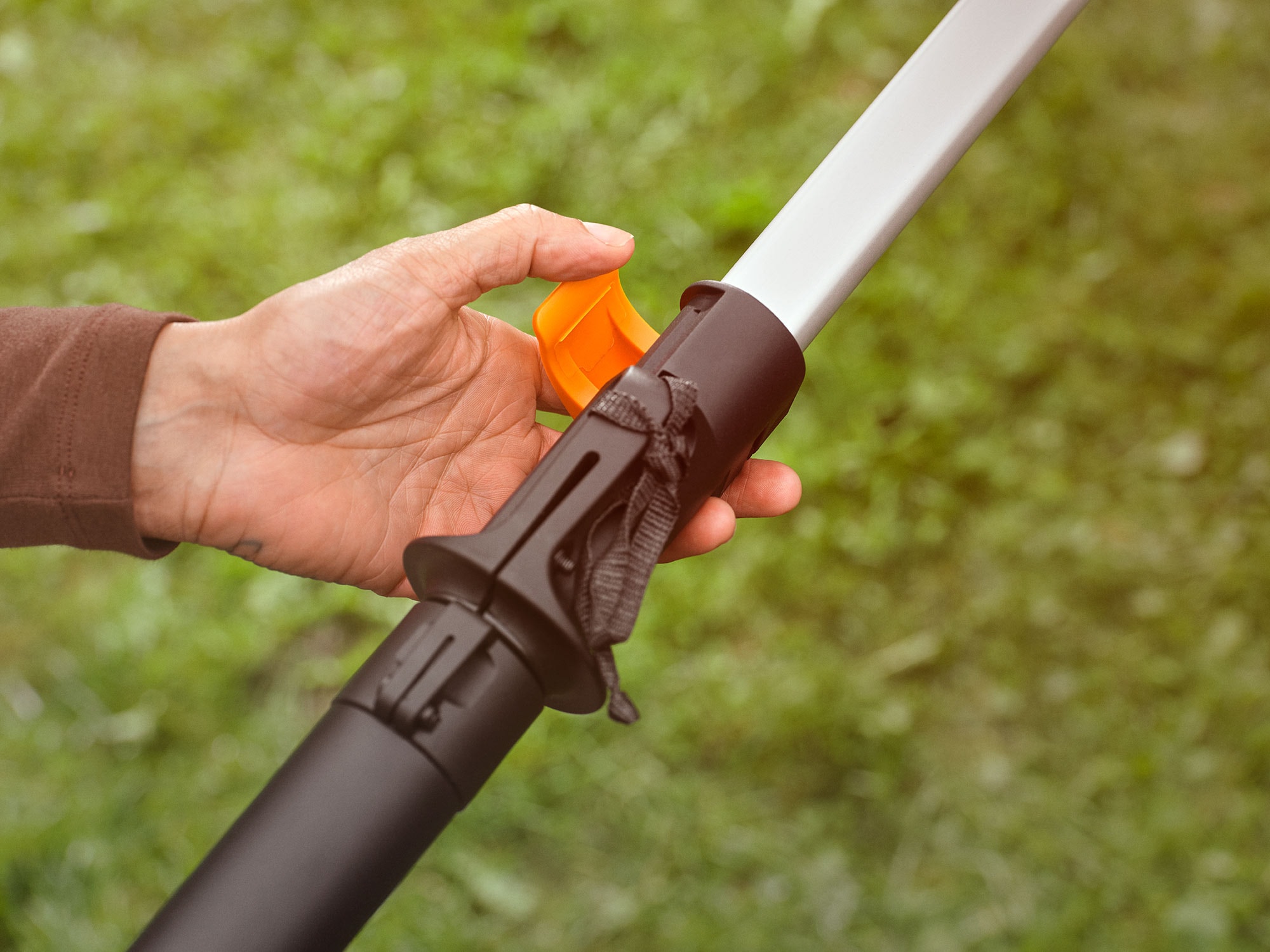 1082299_Fiskars_Power_eLopper_bypass_in_use_03_Glo