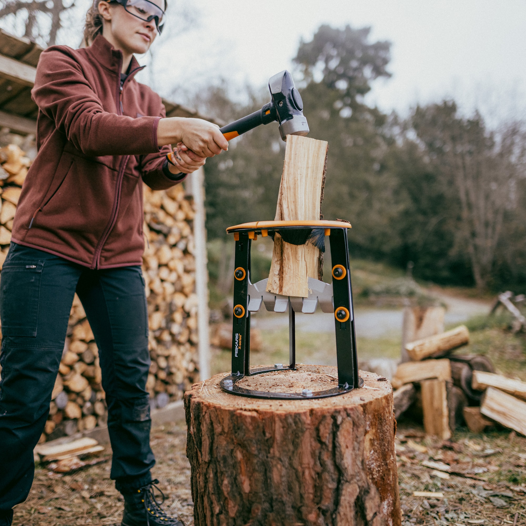 1079156_Fiskars_Xseries_Kindling_maker_L_Action_05