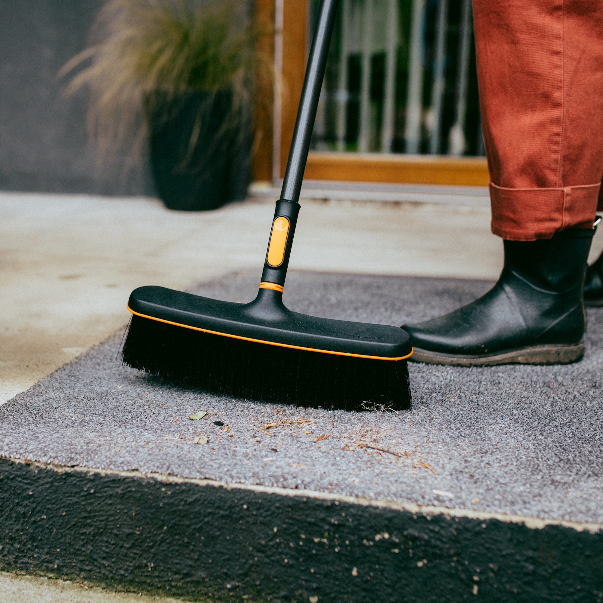 1080700_Fiskars_OneClick_Patio_Broom_action_01_1x1
