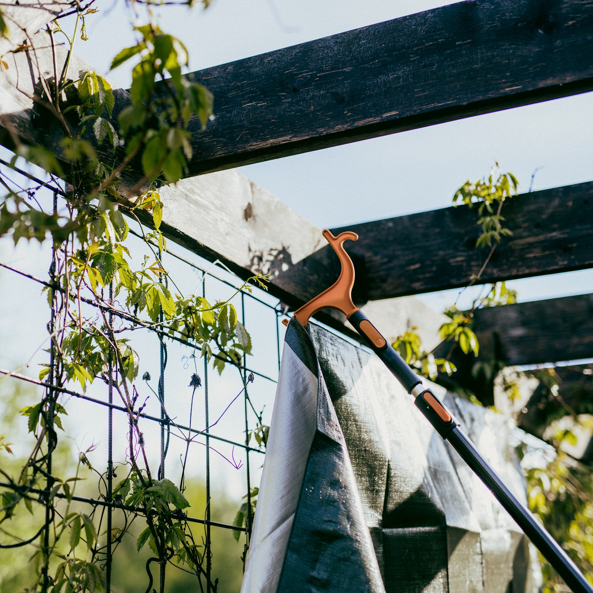 1086996_OneClick_Hanging_Hook_in_use_3_1x1.jpg