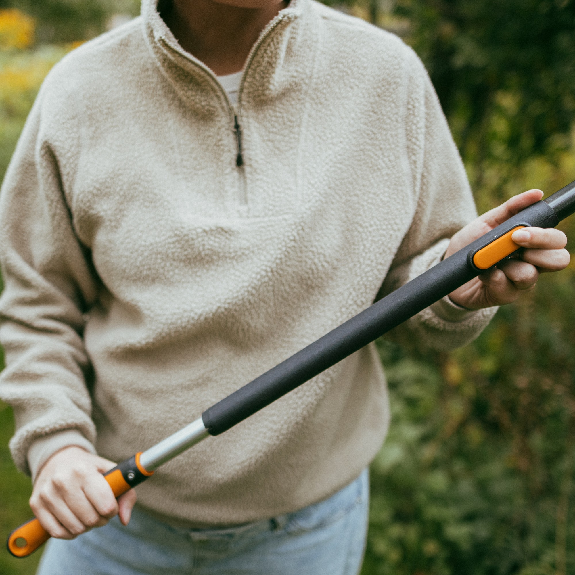 1080671_Fiskars_OneClick_Telescopic_shaft_M_action
