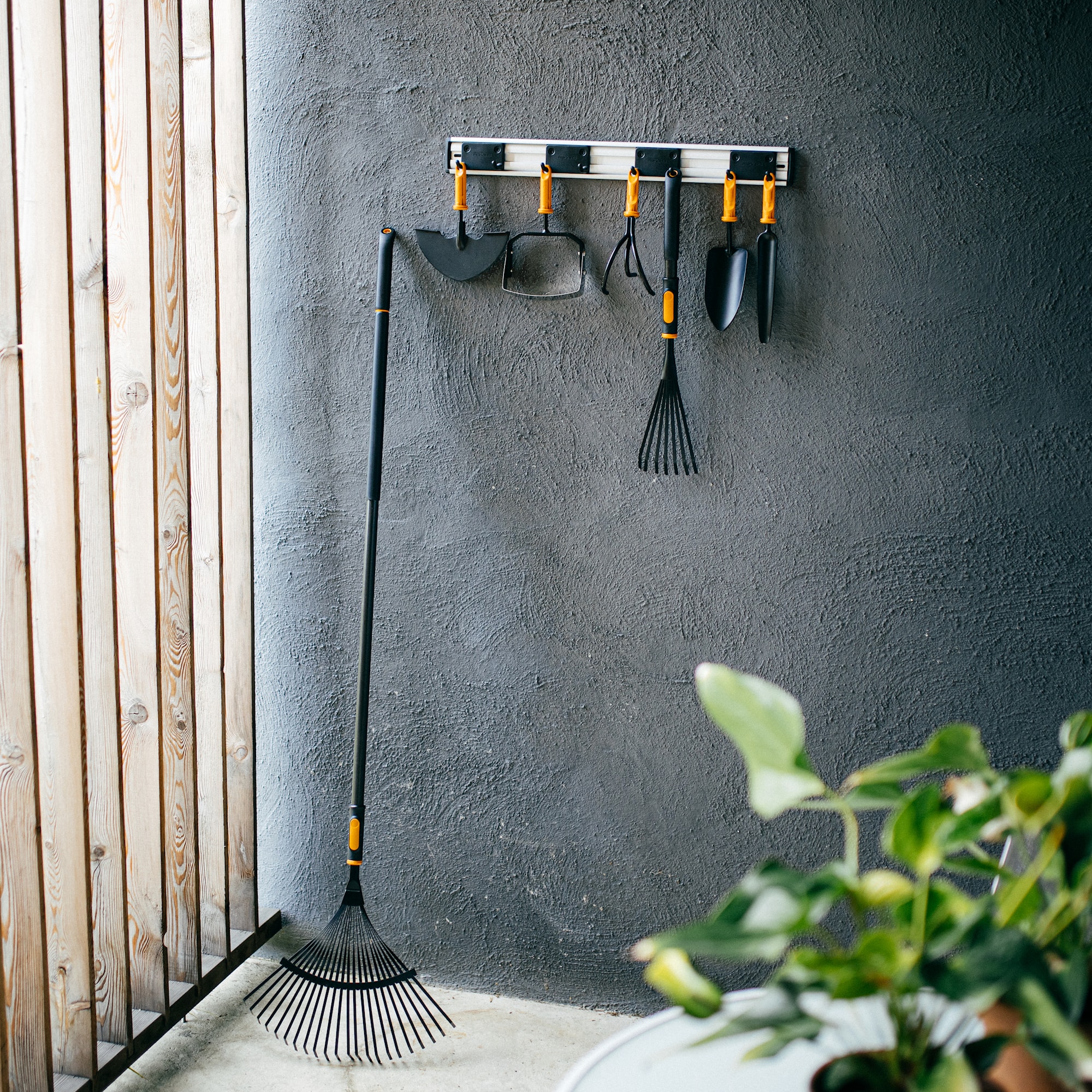1082705_Fiskars_OneClick_Storage_Hanger_Environmen