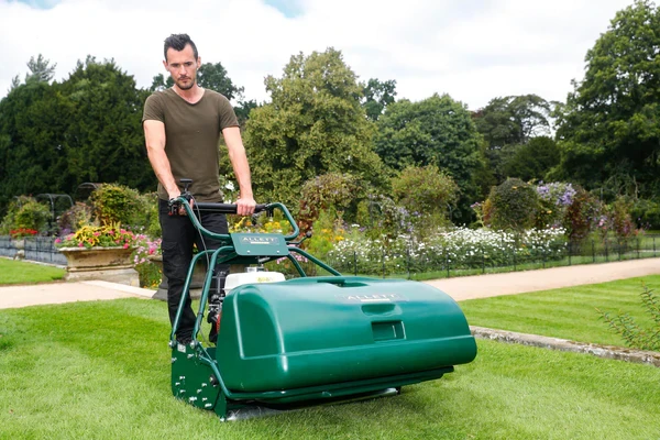 BUCK30H-mowing_ec58eb51-8c8c-4944-954b-b04fc3c9664