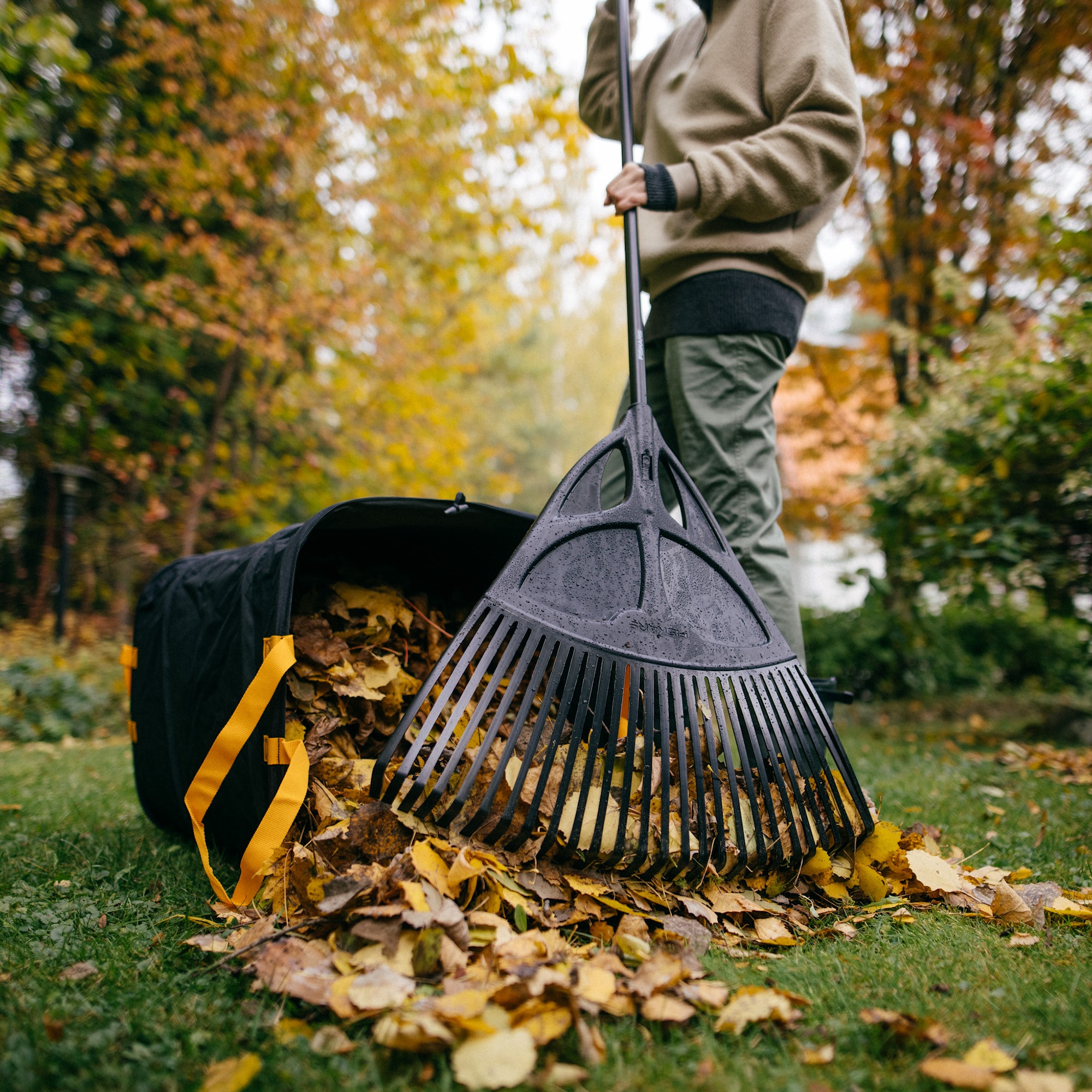 1015645_Fiskars_Solid_Leaf_Rake_XL_Action_03_1x1.j