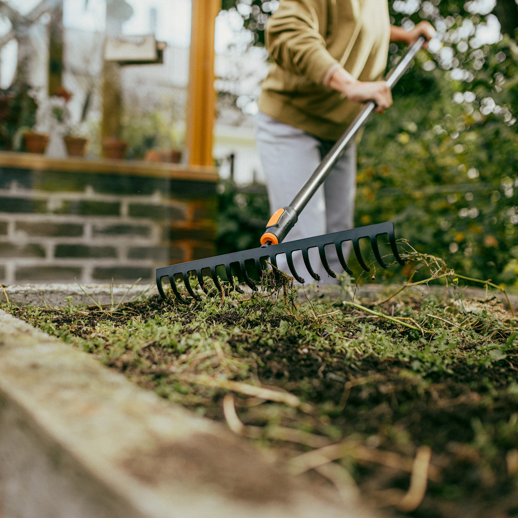 1080678_Fiskars_OneClick_Soil_Rake_16_prongs_actio