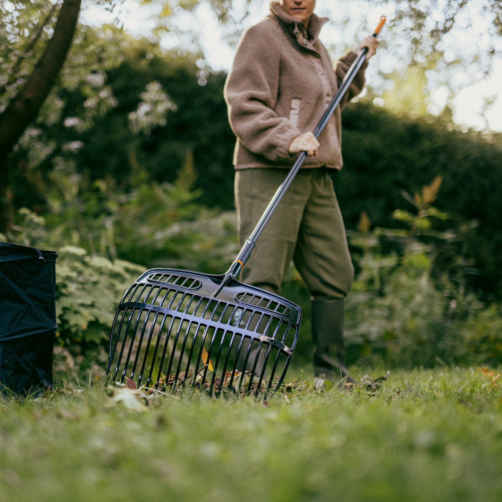 1080681_Fiskars_OneClick_Rake_shovel_action_03_1x1