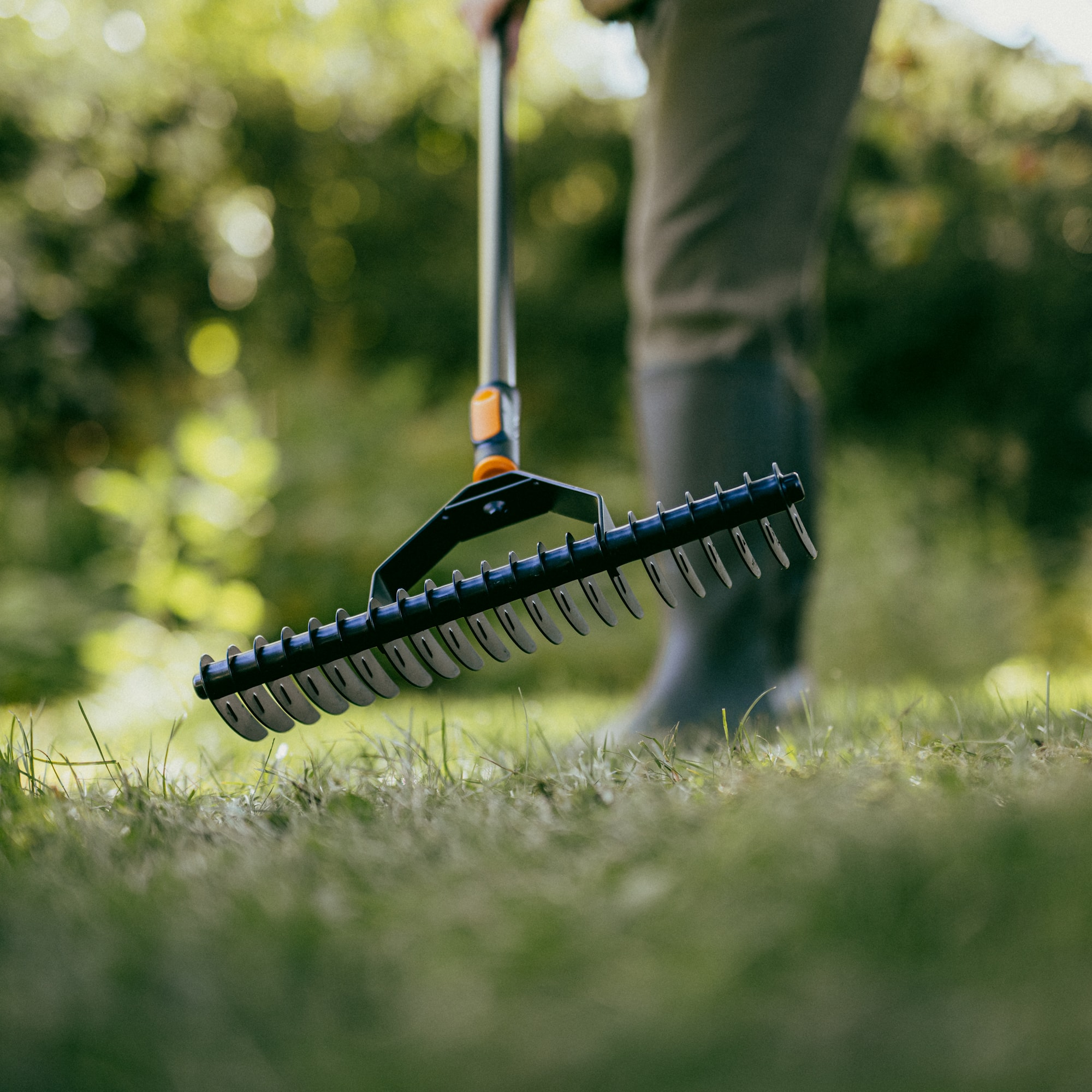 1080679_Fiskars_OneClick_Aerator_Rake_action_01_1x