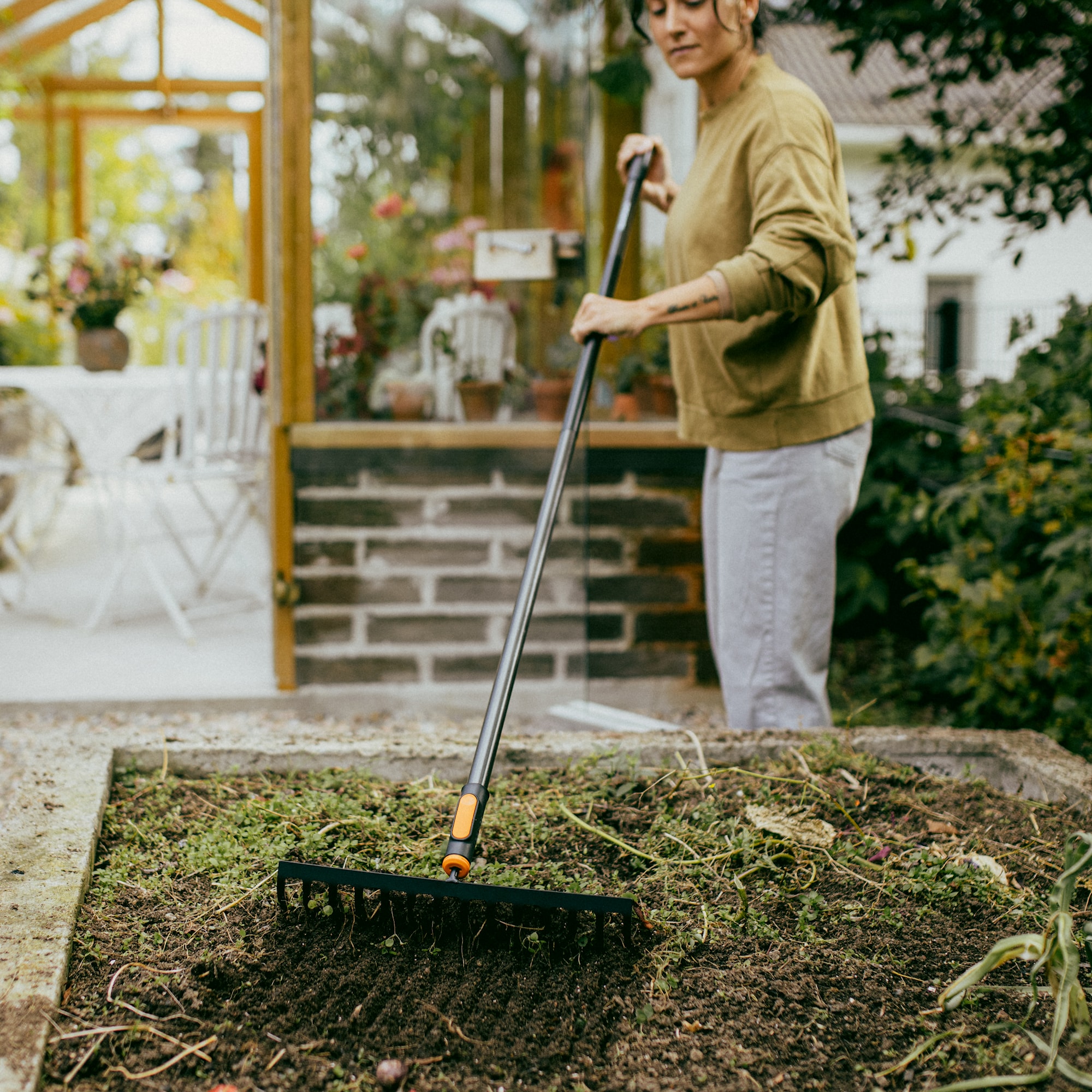1080677_Fiskars_OneClick_Soil_Rake_14prongs_action