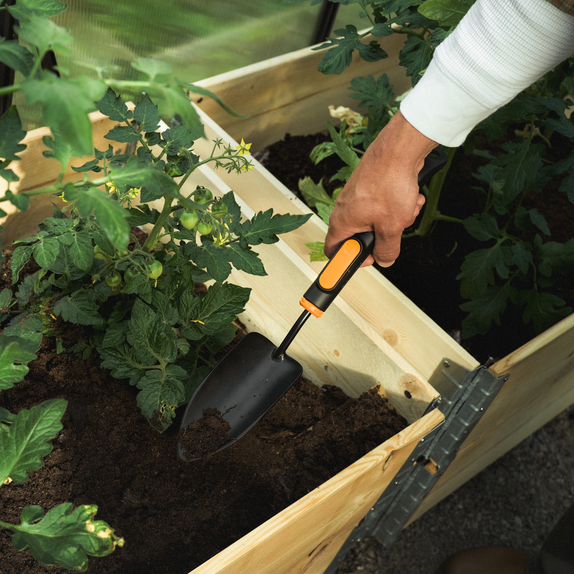 2021779_Fiskars_OneClick_Trowel_XS_Handle_set_Acti
